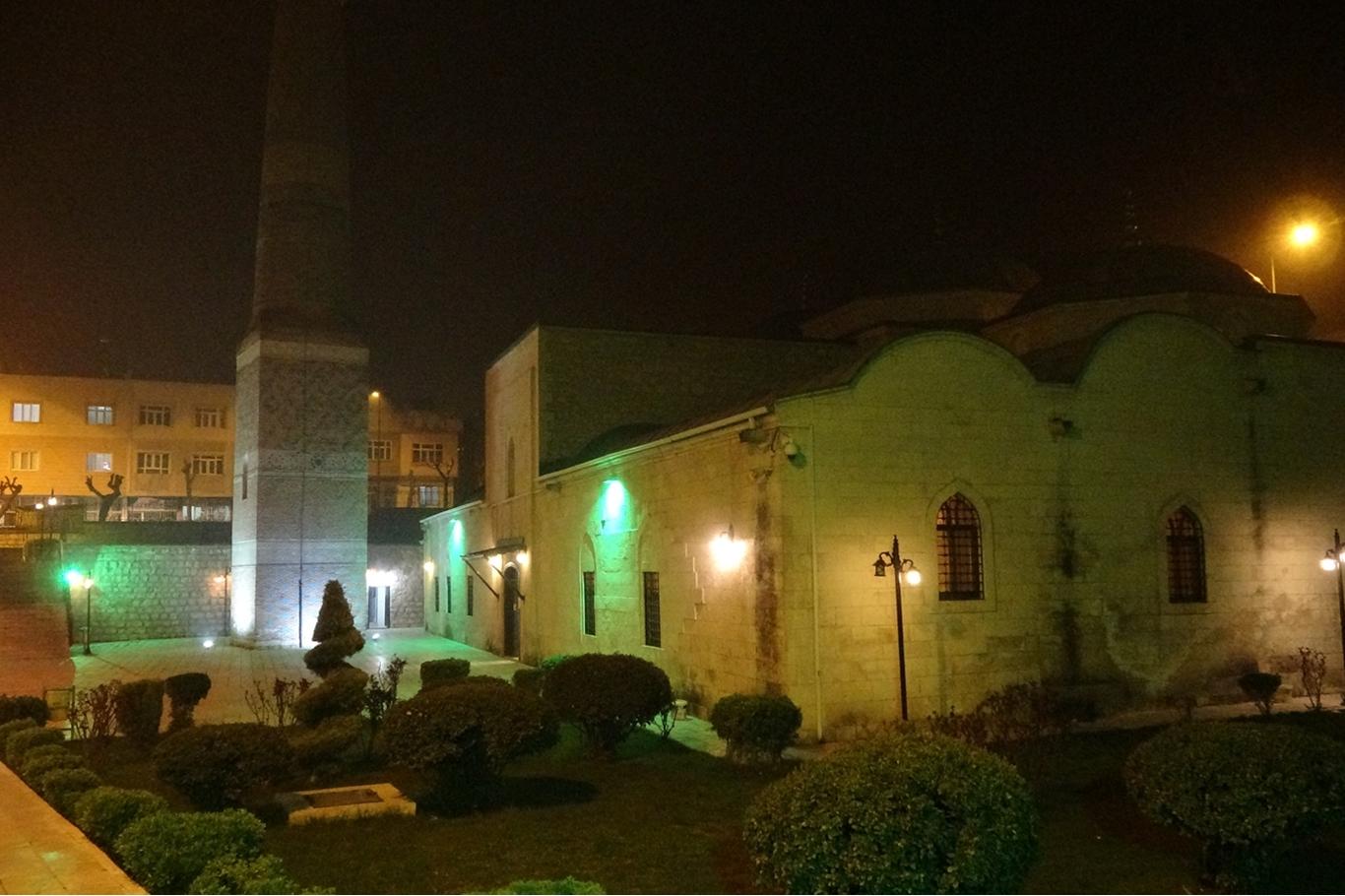 Siirt’in tüm cami minarelerinden dua okunarak ‘Evde kalın’ mesajı verildi Siirt’in tüm cami minarelerinden dua okunarak ‘Evde kalın’ mesajı verildi